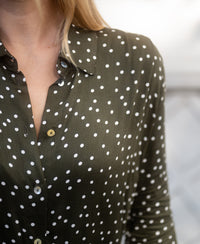 Gepunktete Bluse von LA SEZANNE in Army – cremeweiß
