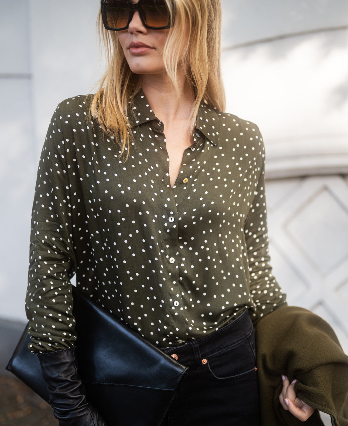 Gepunktete Bluse von LA SEZANNE in Army – cremeweiß