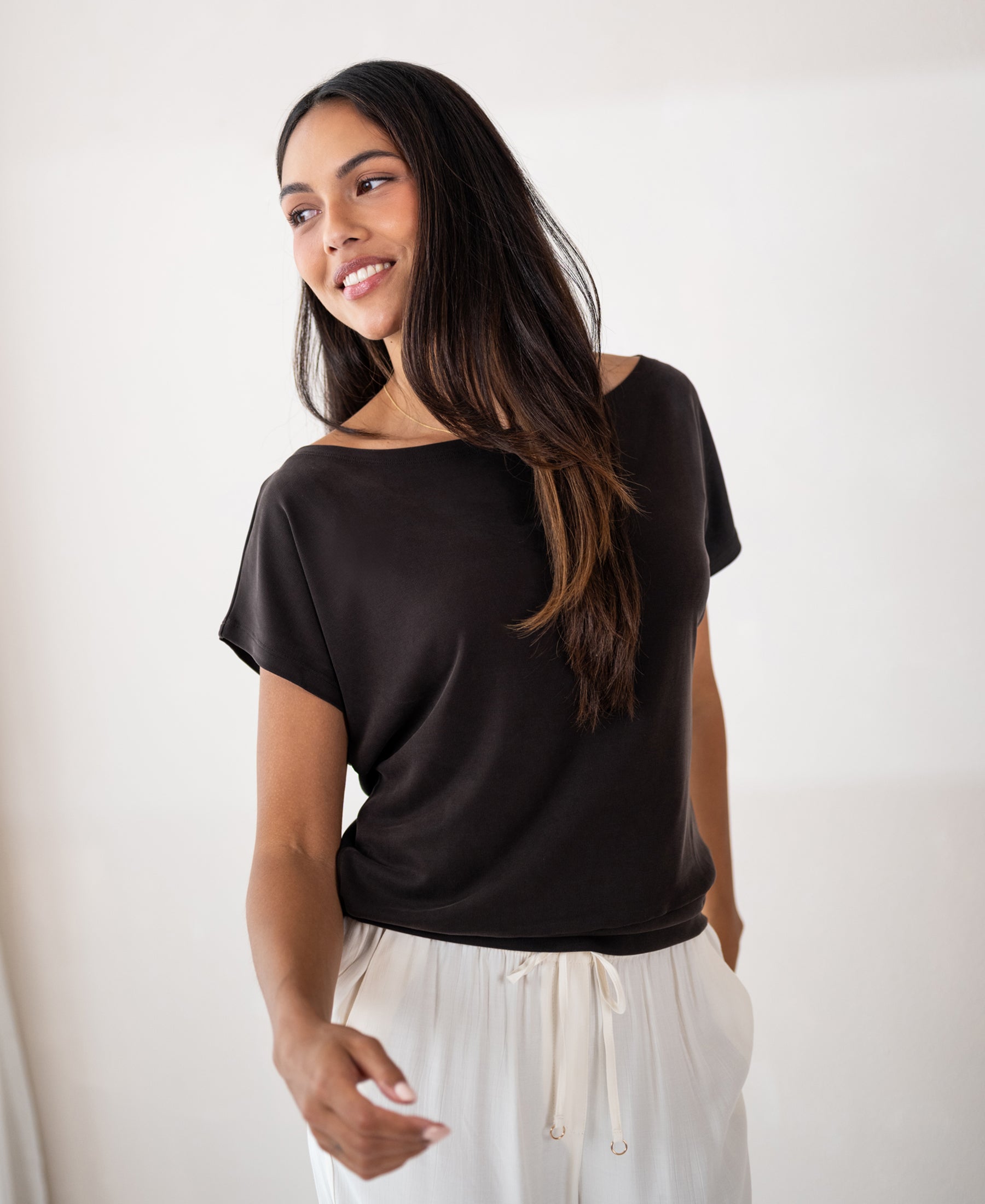 Rib boat neck T-shirt in pure chocolate brown.
