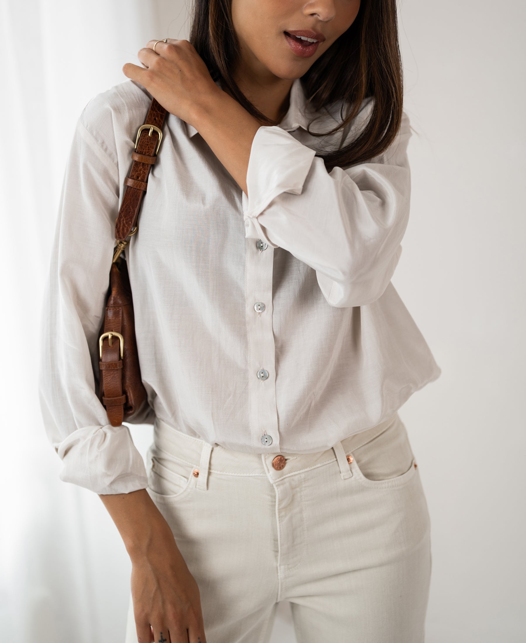 Vrouw draagt de dunne oversized blouse LA SOYEUSE Kit van PLEIN PUBLIQUE in offwhite.