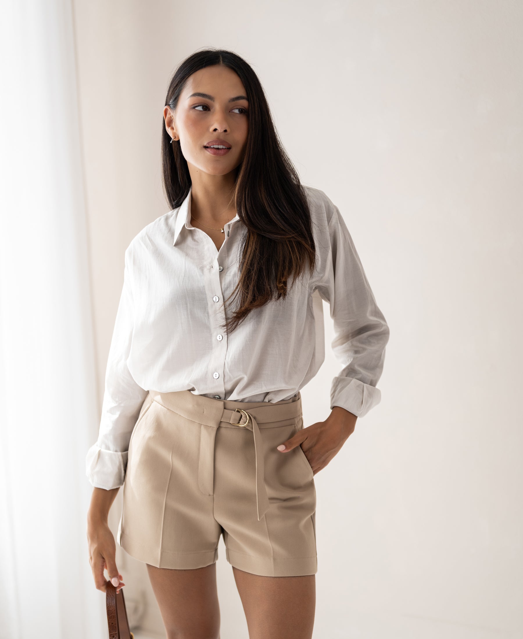 Lightweight oversized LA SOYEUSE Kit blouse by PLEIN PUBLIQUE in a neutral color, shown from the side against a light wall.
