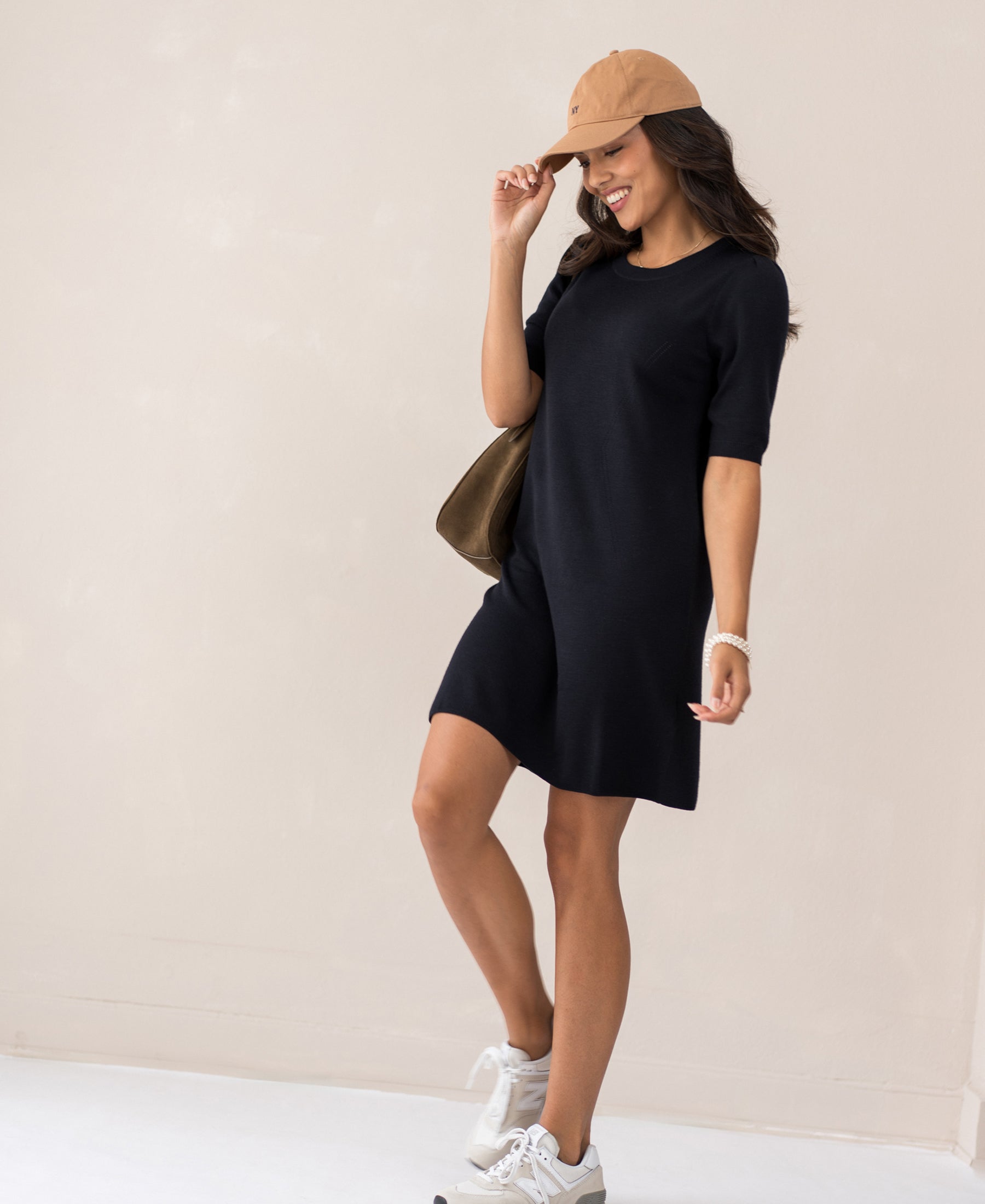 Woman wearing a dark blue merino wool dress by PLEIN PUBLIQUE, LA TWIGGY style.