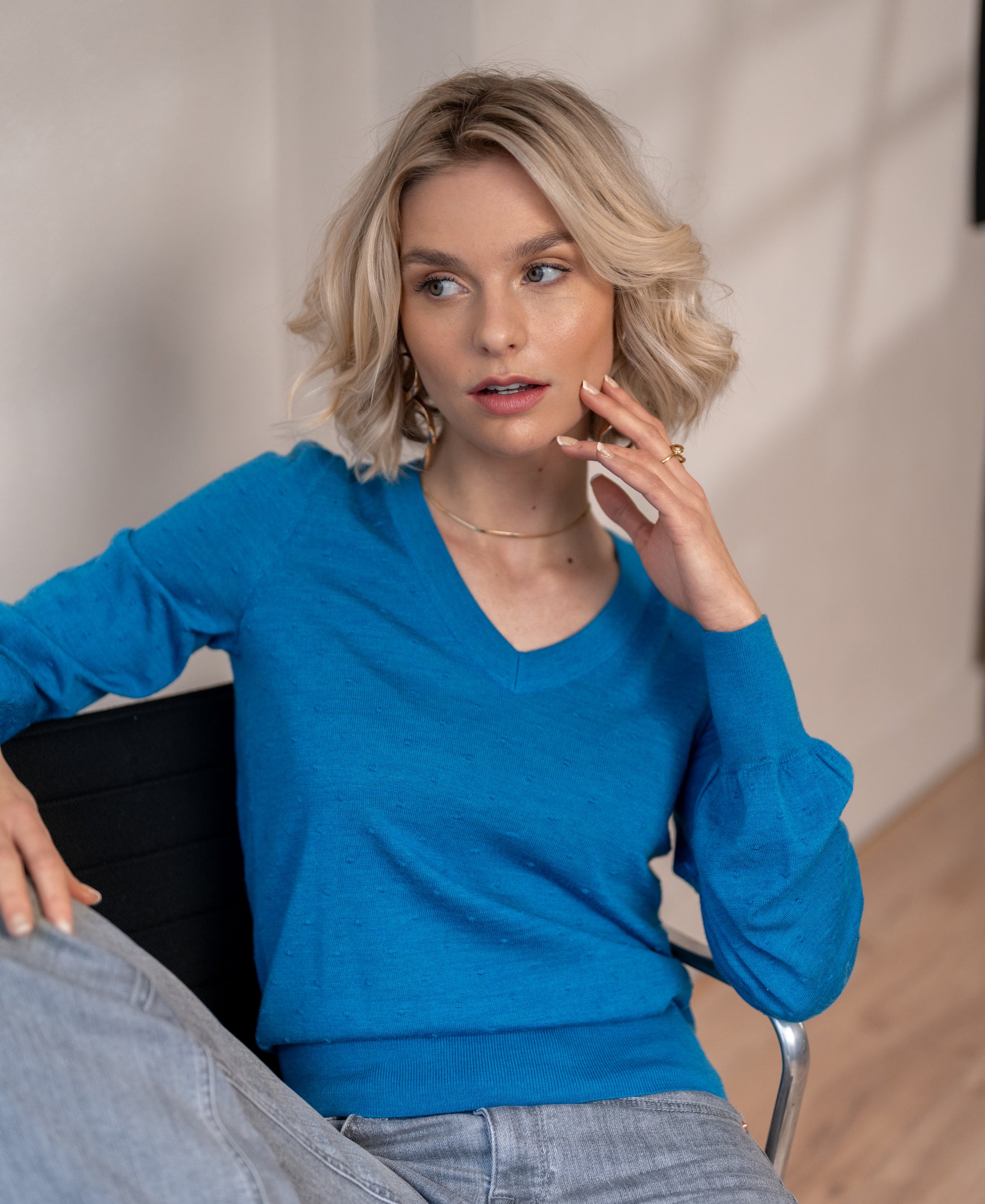 Merino V-neck sweater LA VICTORIA in sea blue from PLEIN PUBLIQUE, shown from the side.
