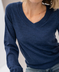 Merino V-neck sweater in indigo blue from PLEIN PUBLIQUE, LA VILLE style, shown from shoulder to waist.