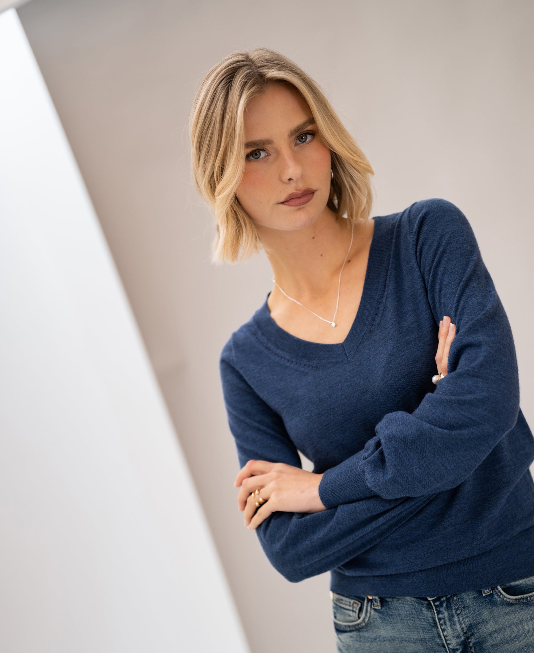 Merino V-neck sweater LA VILLE in indigo blue from PLEIN PUBLIQUE.