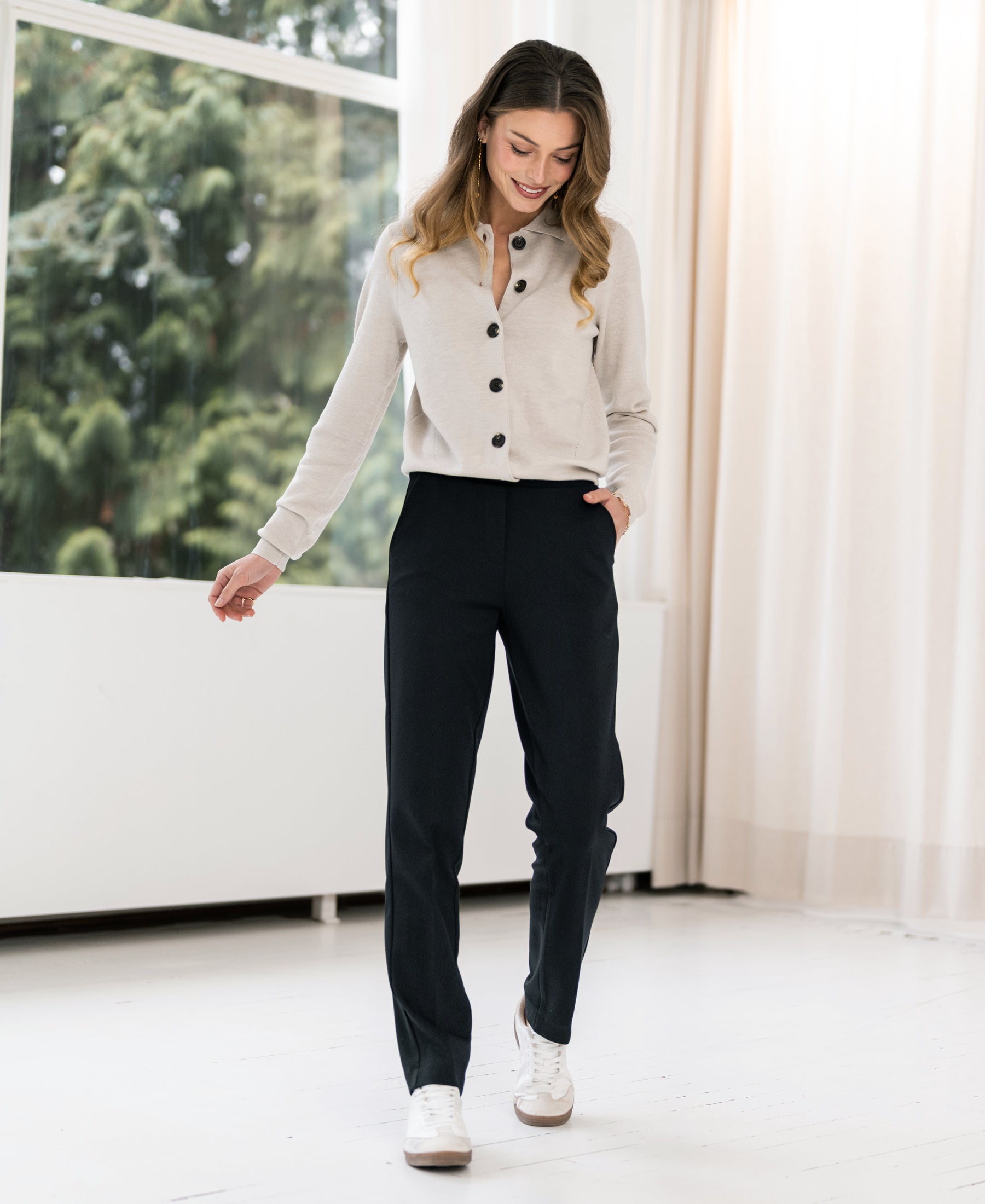 Woman wearing black LA ROBYN trousers by PLEIN PUBLIQUE.
