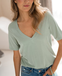Sage green stretch T-shirt with short sleeves from LA VOIX by PLEIN PUBLIQUE.
