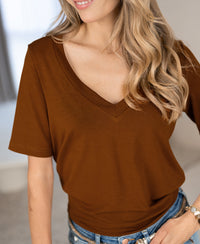 Woman wearing a PLEIN PUBLIQUE LA VOIX tobacco-colored stretch short-sleeve T-shirt.